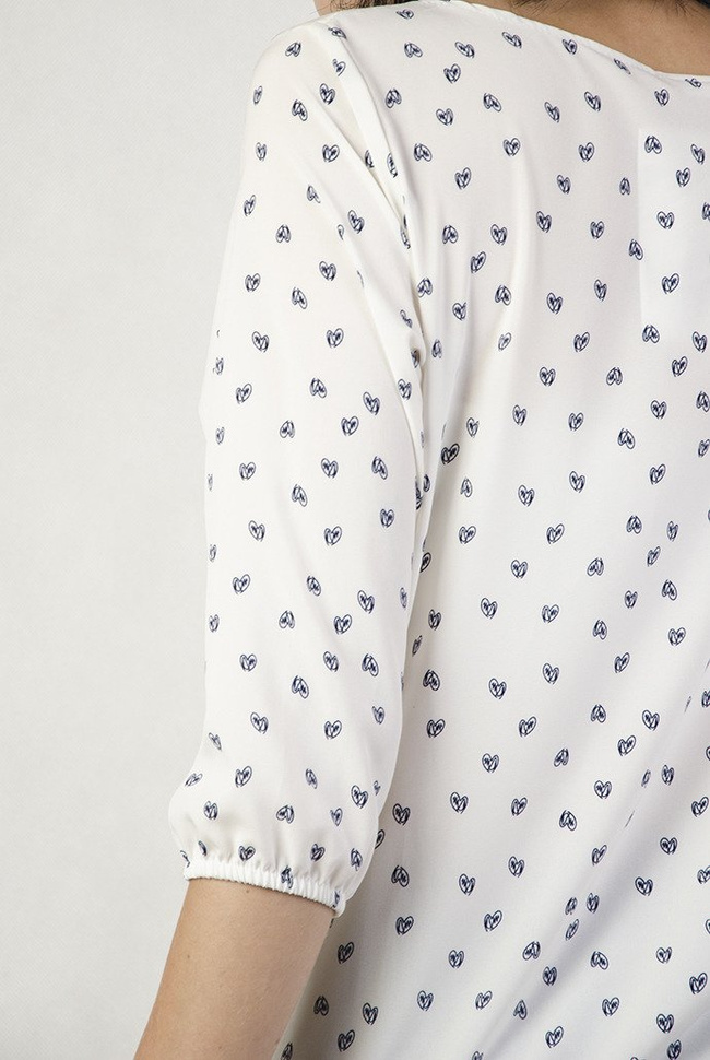 Biała bluzka w szkicowane serduszka