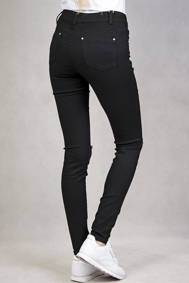 Czarne spodnie jeansowe rurki z dziurami