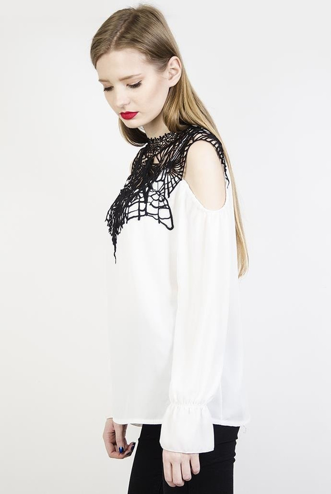 Biała koszula z ażurowym zdobieniem