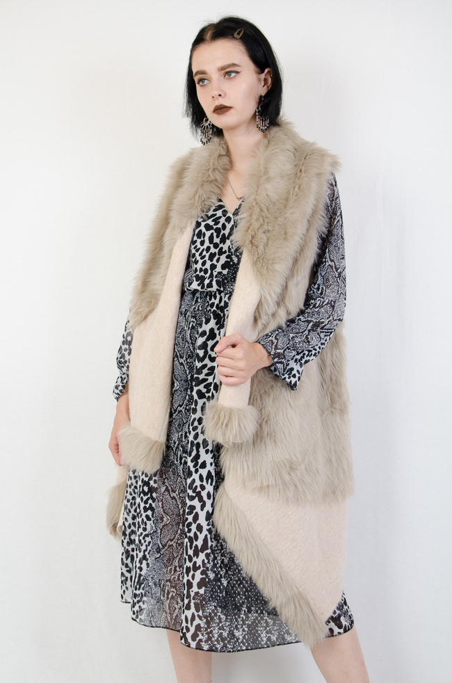  Futrzana beżowa kamizelka o asymetrycznym kroju