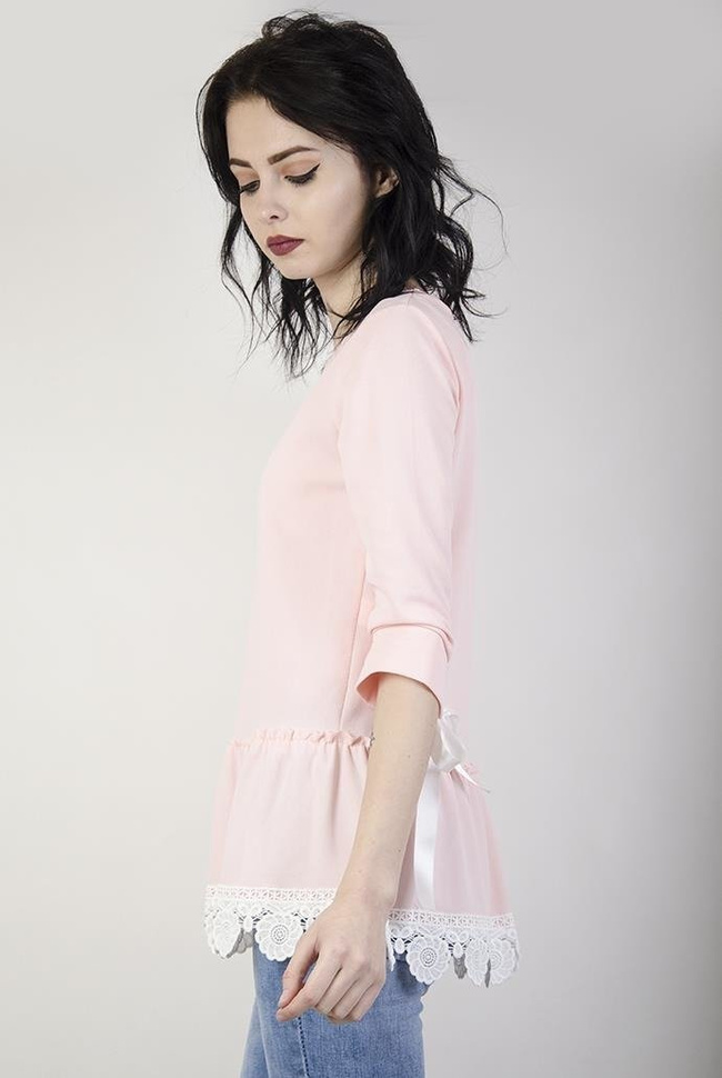 Jasnoróżowa bluzka z kokardką przy rękawie