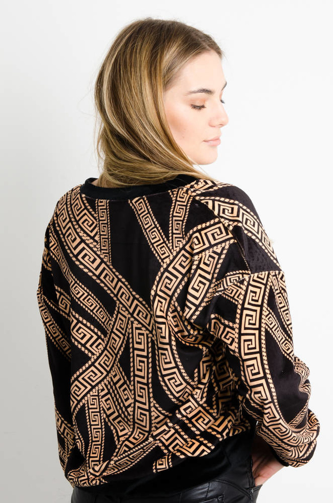 CZARNA WELUROWA BLUZA ZE WZOREM 
