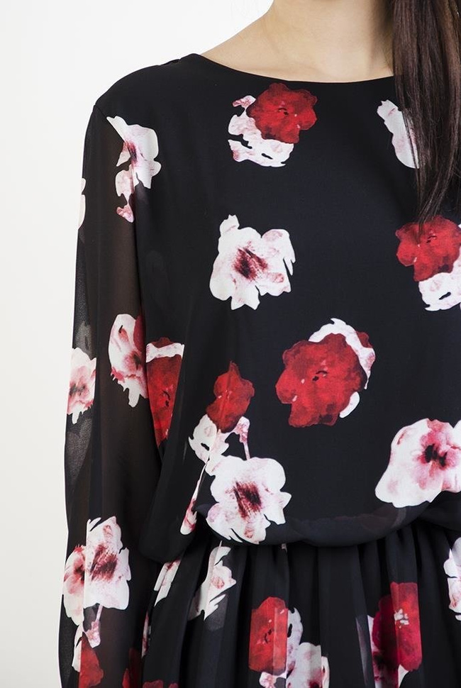 Czarna sukienka w biało-czerwone kwiaty