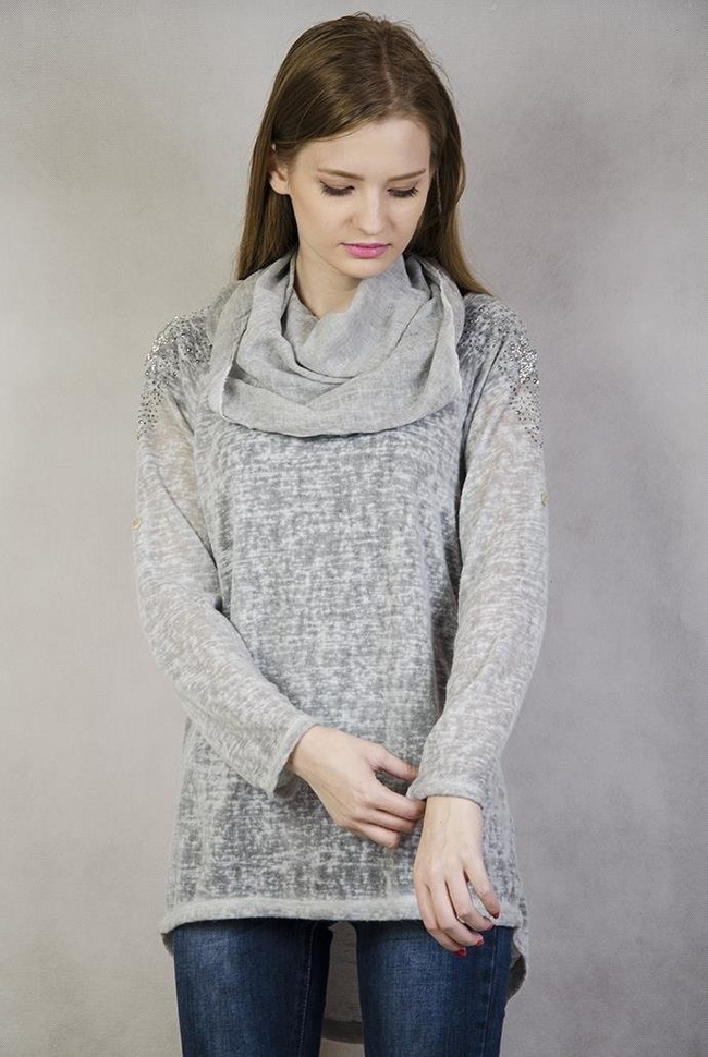 Jasnoszara bluzka z szalem i serduszkiem na ramieniu