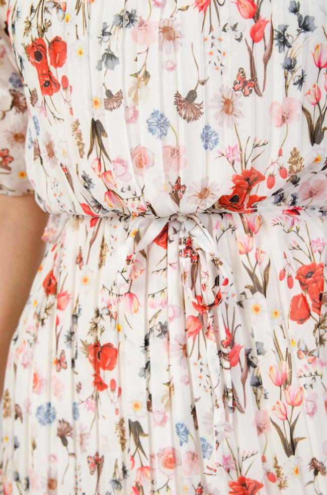 Biała plisowana sukienka w kwiaty z odkrytymi ramionami