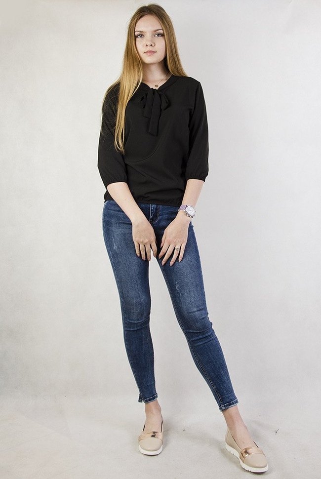 Czarna bluzka z wiązaniem przy dekolcie