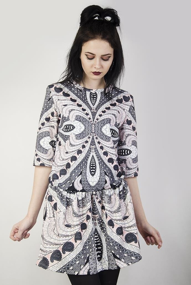 Sukienka we wzory, z gumką w pasie