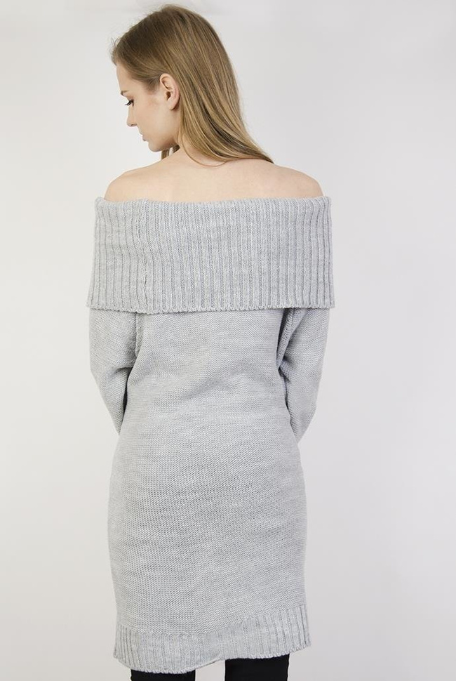 Szary przedłużany sweter z szerokim dekoltem