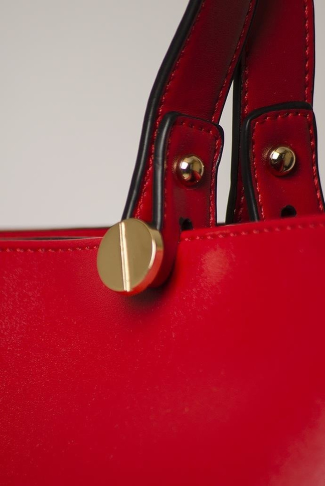 Duża intensywnie czerwona torebka o gładkiej teksturze