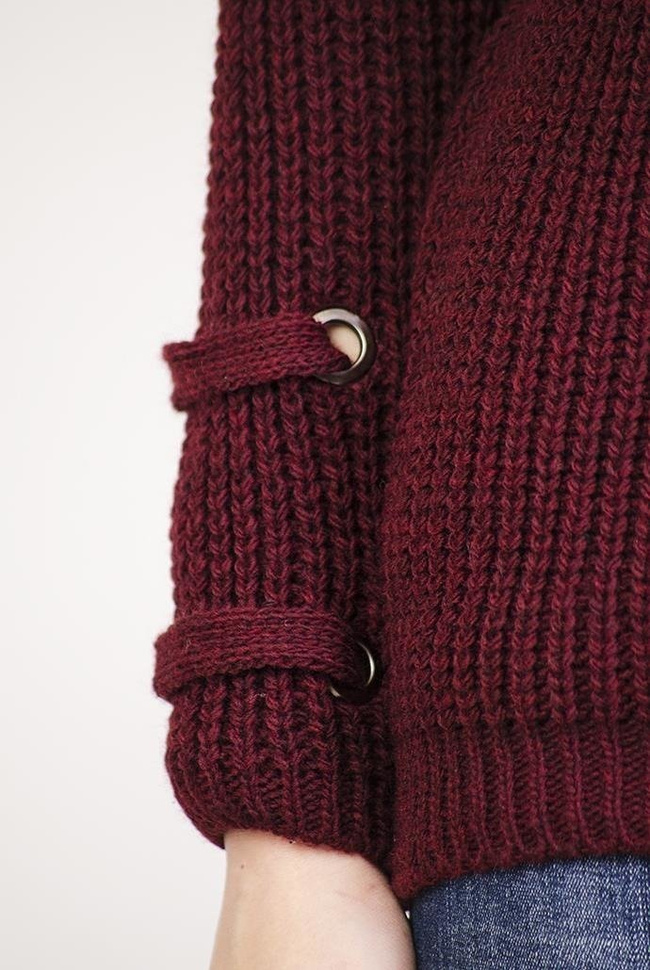 Bordowy sweter z wiązaniem w dekolcie