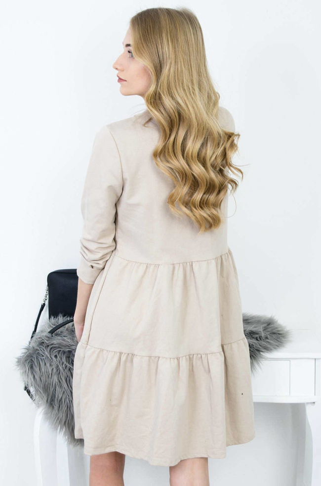 BEŻOWA ROZKLOSZOWANA SUKIENKA ZE ZŁOTYM ŁAŃCUSZKIEM