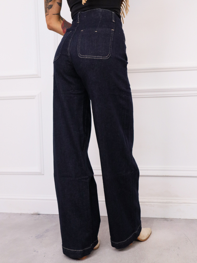 SPODNIE JEANSOWE Z PRZESZYCIAMI I KIESZENIAMI Z PRZODU- CIEMNOJEANSOWE