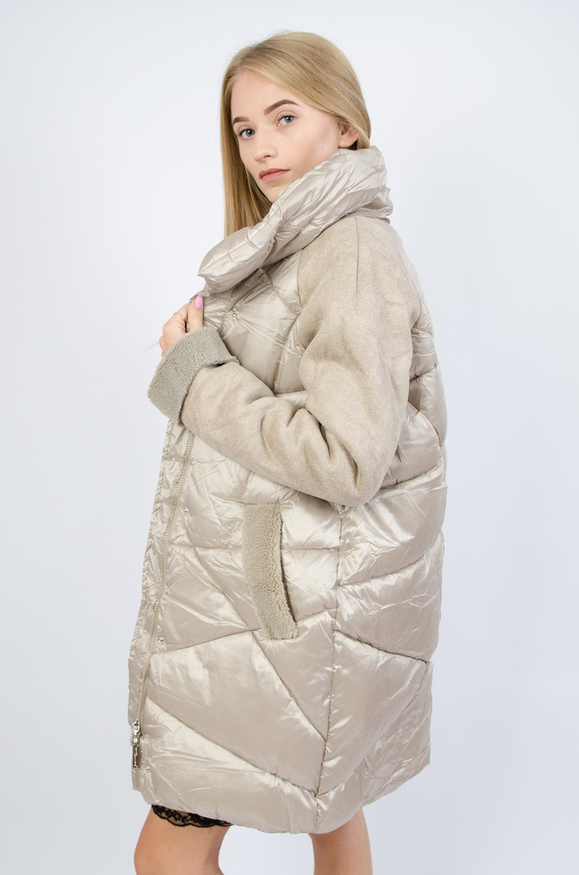 Beżowy pikowany płaszczyk z kożuchem na rękawach