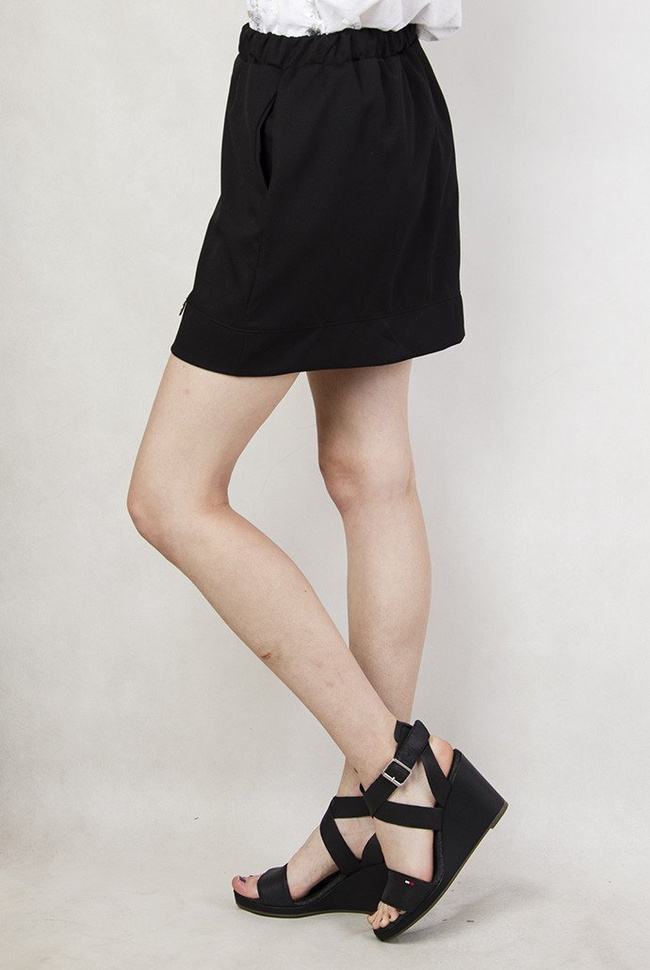 Czarna spódnica z kieszeniami, na gumce