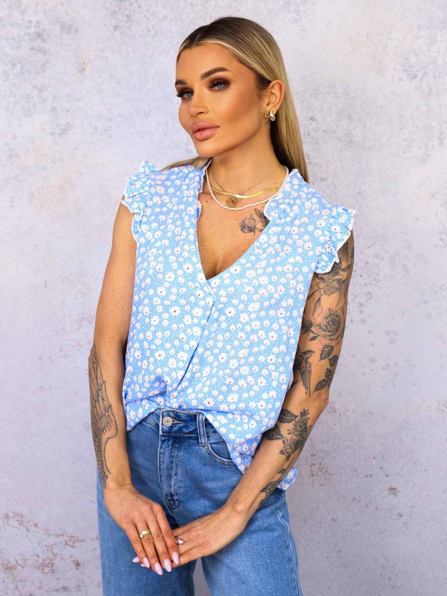 BLUZKA W KWIECISTY WZÓR Z FALBANKAMI- NIEBIESKA