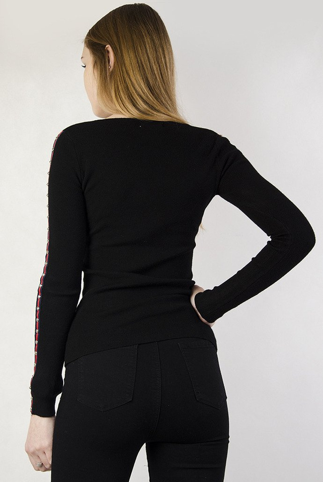 Czarna, przylegająca bluzka z ćwiekami u boku
