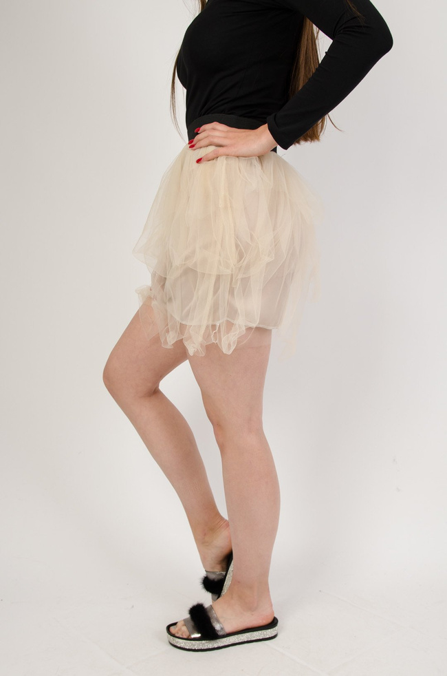 Beżowa tiulowa spódnica z czarną gumą w pasie