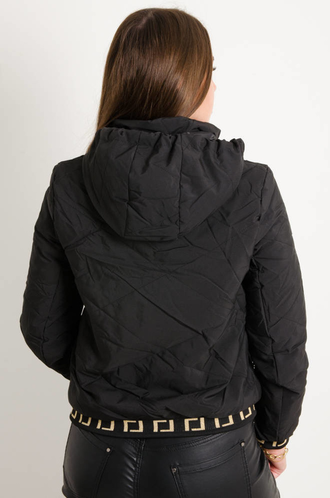 CZARNA KURTKA Z WZORZYSTYMI ŚCIĄGACZAMI I KAPTUREM