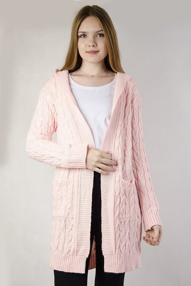 Różowa narzuta sweterkowa, ze splotem warkoczem