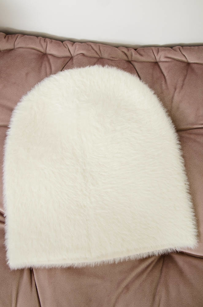 BIAŁA FUTRZANA CZAPKA Z OZDOBNYMI KRYSZTAŁKAMI