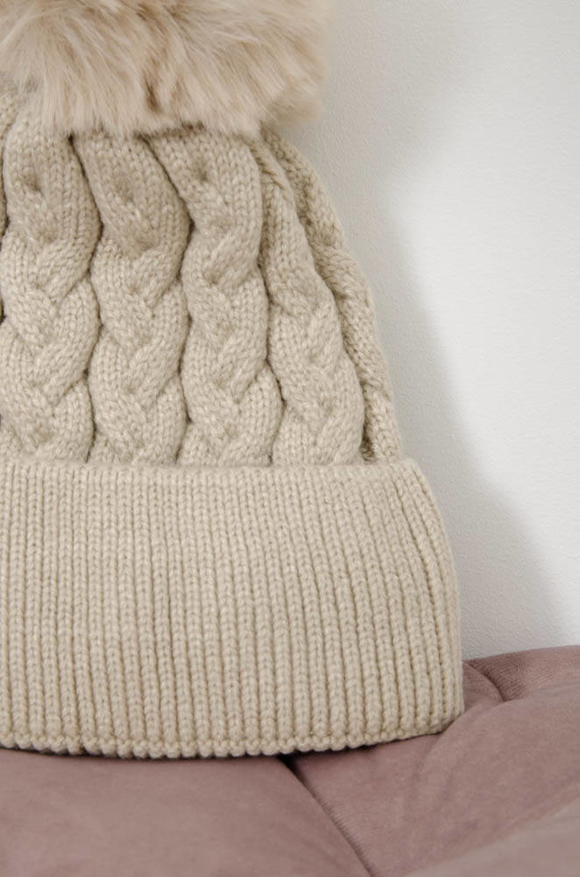 BEŻOWA ZIMOWA CZAPKA PLECIONA Z POMPONEM 