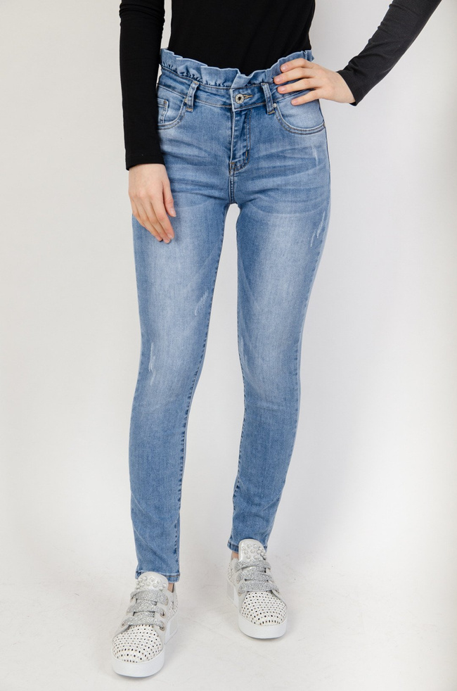 Jasne spodnie z wysokim stanem i falbanką w pasie