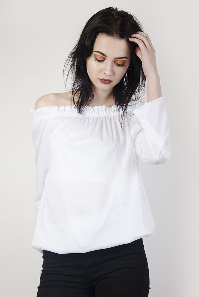 Biała bluzka z szerokim dekoltem i gumką