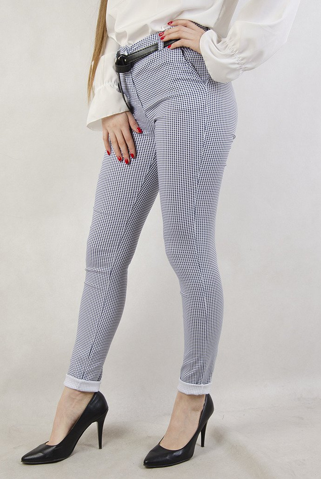 Białe eleganckie spodnie we wzorki