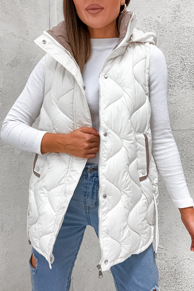 KAMIZELKA PIKOWANA Z KAPTUREM I ŚCIĄGACZAMI PO BOKACH- BIAŁA