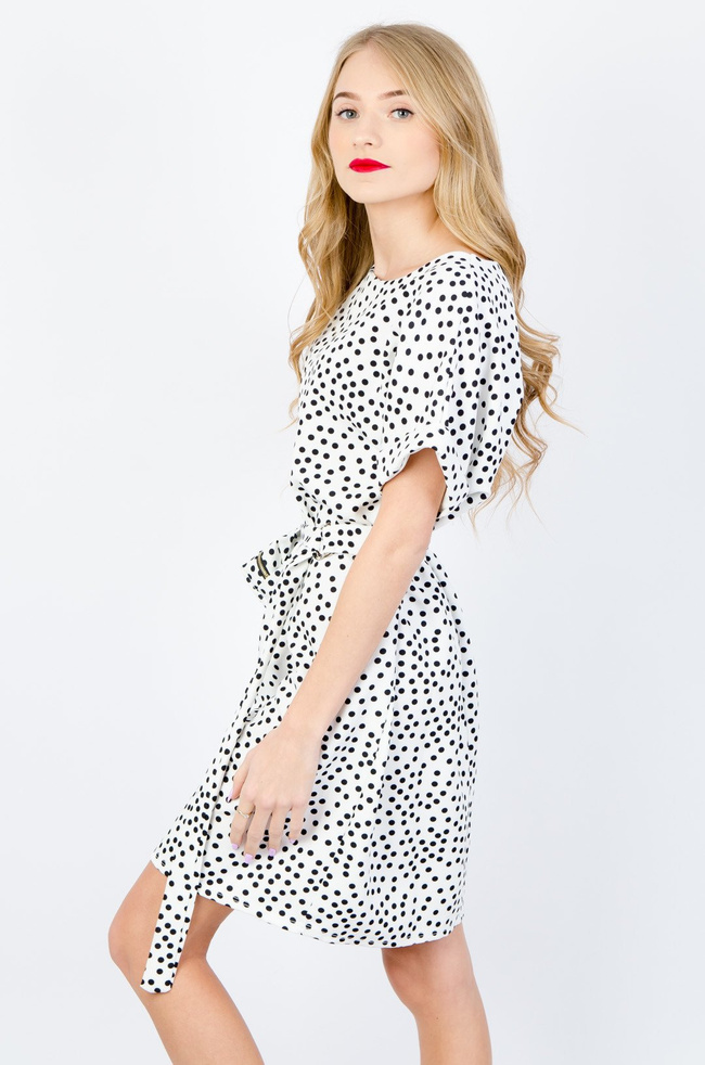 BIAŁA SUKIENKA W KROPKI Z NERKĄ 