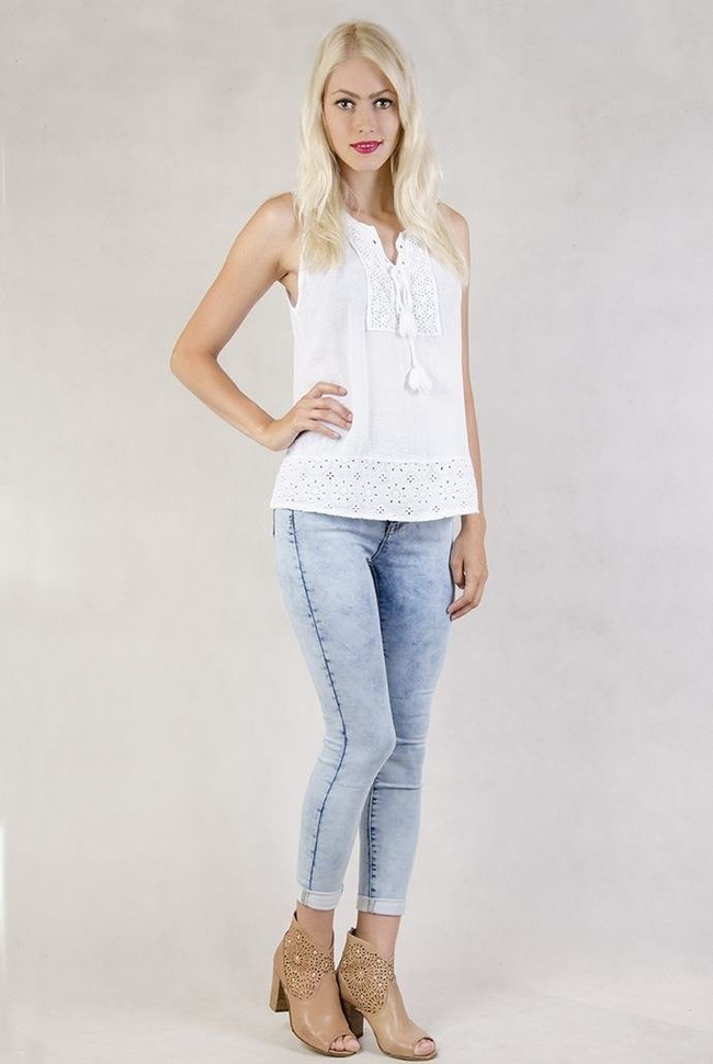 Biała bluzka na ramiączka z ozdobnymi haftami