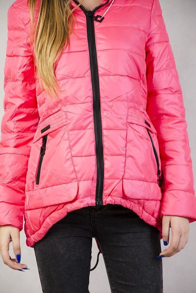 Malinowa, pikowana kurtka z asymetrycznym dołem, ściągana z tyłu