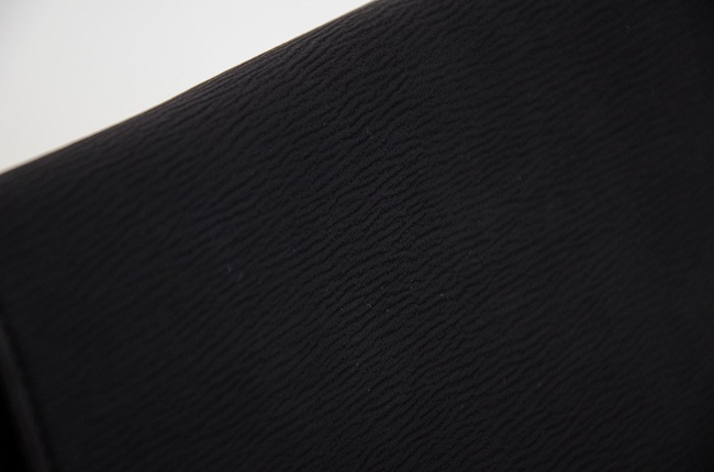 Czarna kopertowa torebka na złotym łańcuszku