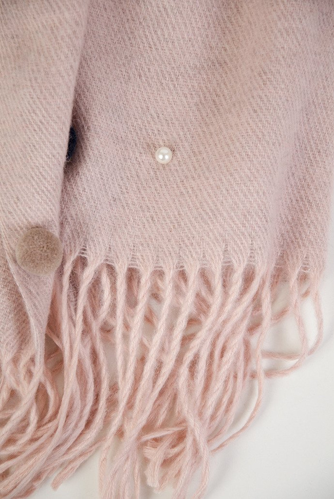 Różowy szal z pomponikami oraz perełkami