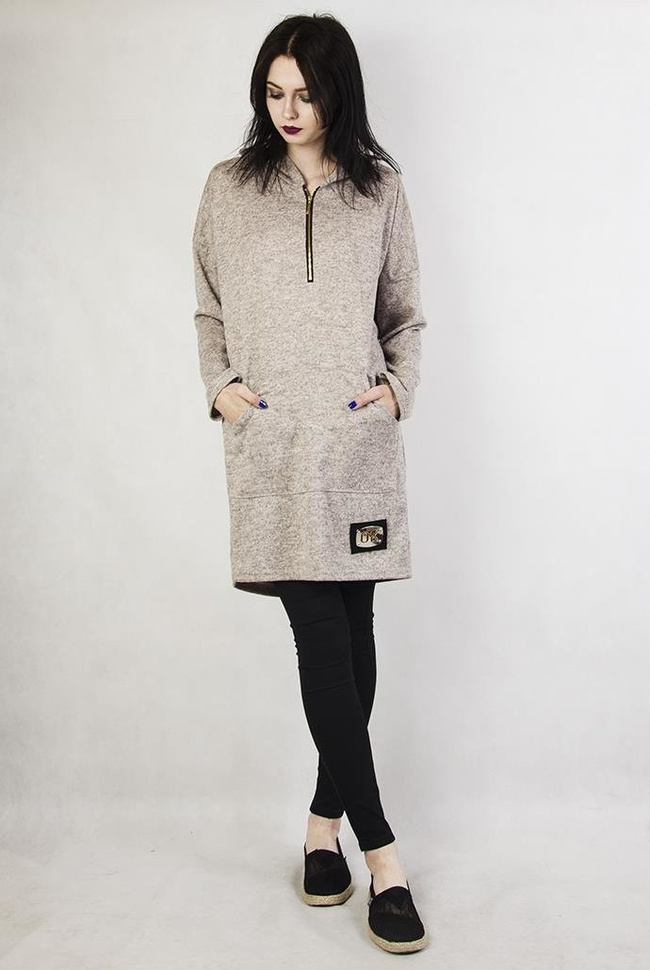 Beżowa bluzka typu kangurka, z zamkiem w dekolcie