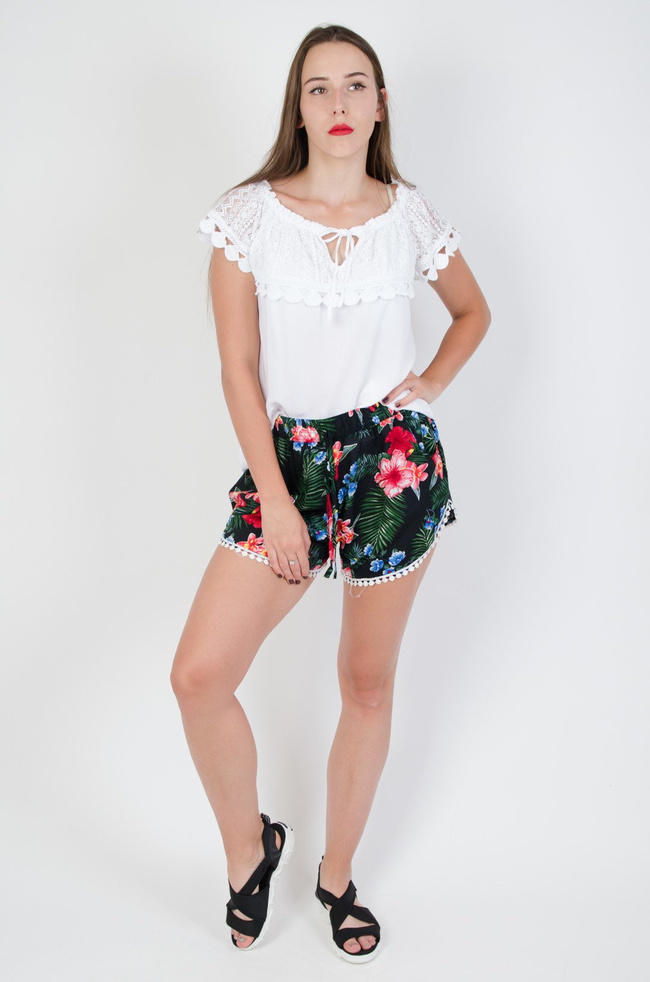 Biała bluzka hiszpanka z ażurowym dekoltem