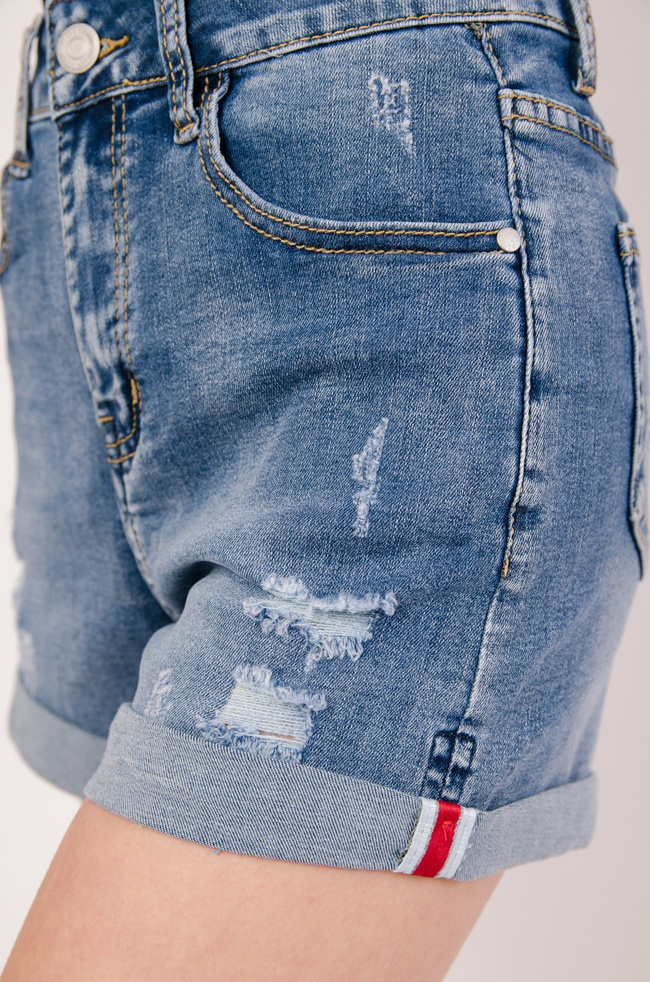 Jeansowe spodenki z przetarciami oraz czerwonym lampasem