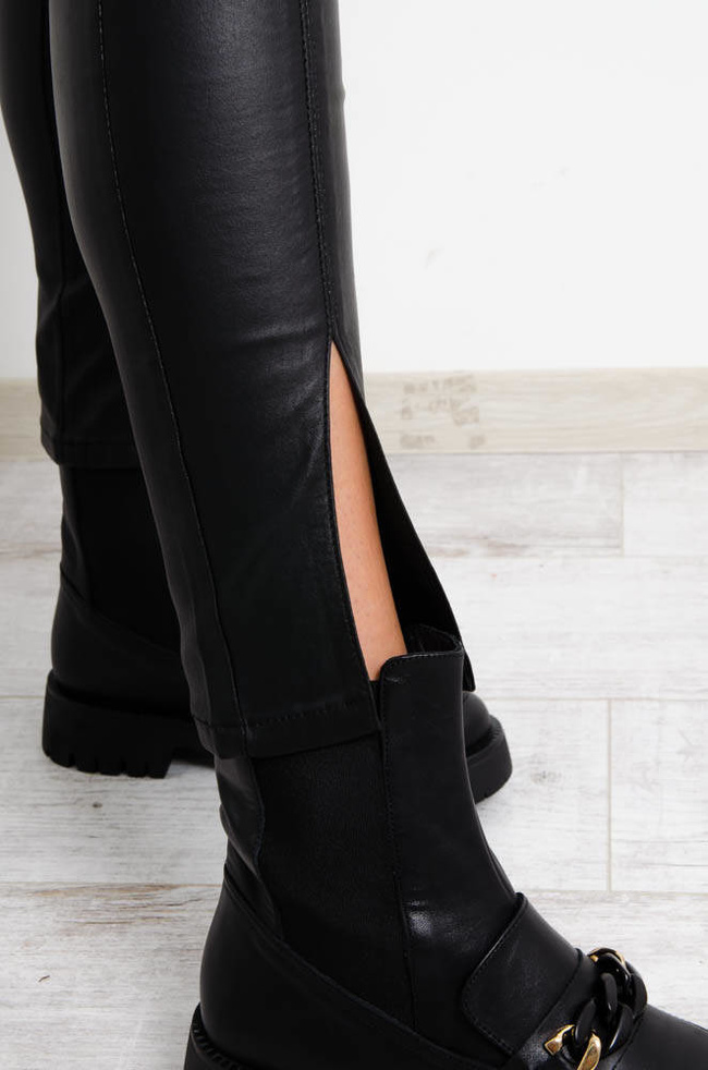 CZARNE SPODNIE WOSKOWANE Z PRZESZYCIAMI NA NOGAWKACH - IMITACJA SKÓRY 