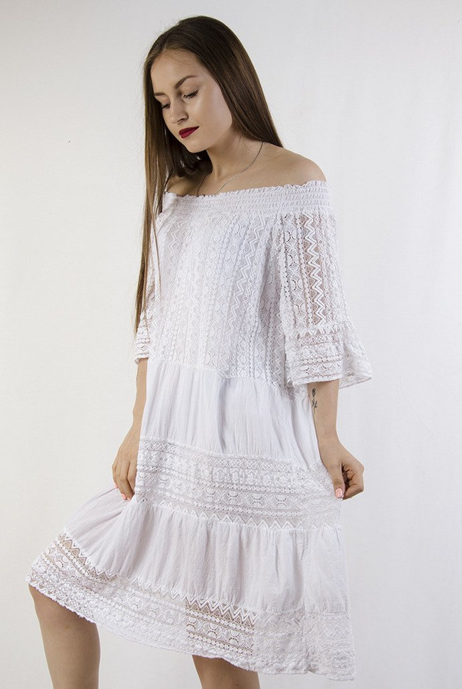 Biała sukienka z ażurowymi wstawkami