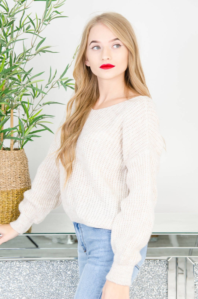 KRÓTKI BEŻOWY SWETER Z DEKOLTEM W SZPIC