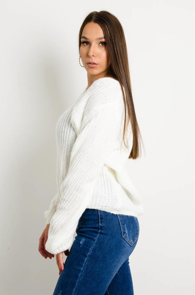 BIAŁY  SWETER Z DEKOLTEM W SZPIC