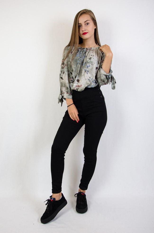 Czarne spodnie z gumką w pasie i wiązaniem na biodrach