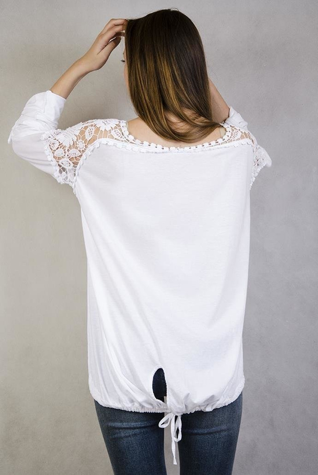 Biała bluzka z ażurowymi wstawkami i wiązaniem na dole