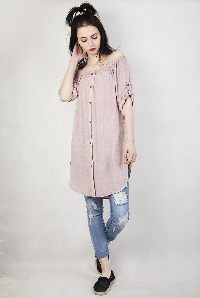 Jasnoróżowa przedłużana bluzka zapinana na guziki, z gumką w dekolcie