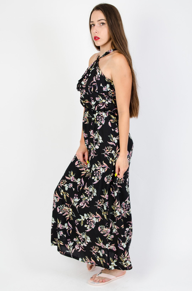 Czarna sukienka z dekoltem pod szyję