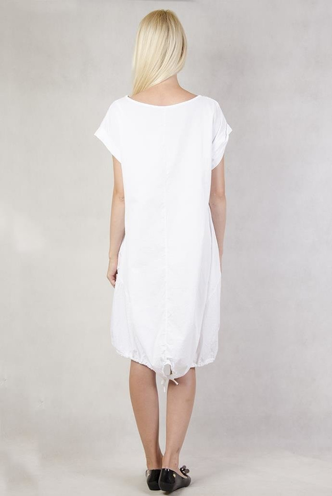 Biała sukienka ściągana na dole