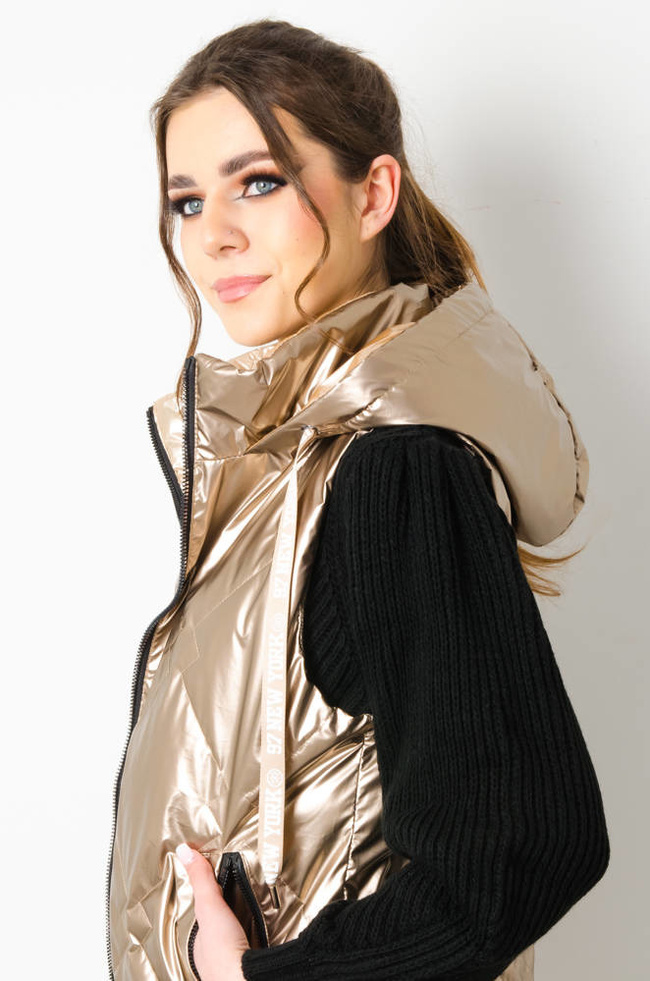 KAMIZELKA PIKOWANA Z KAPTUREM - ZŁOTA