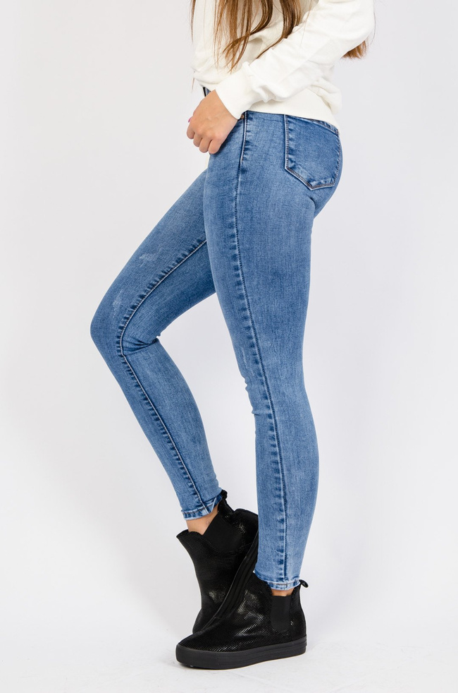 Jasne spodnie jeansowe z przetarciami