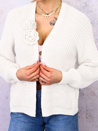 KRÓTKI KARDIGAN Z PRZYPINANYMI KWIATAMI- BIAŁY