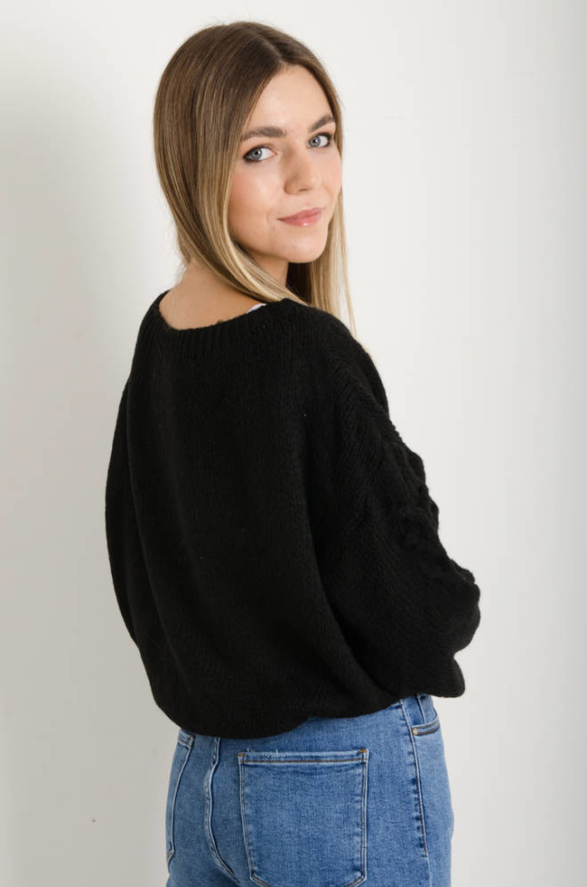 CZARNY SWETER O LUŹNYM KROJU
